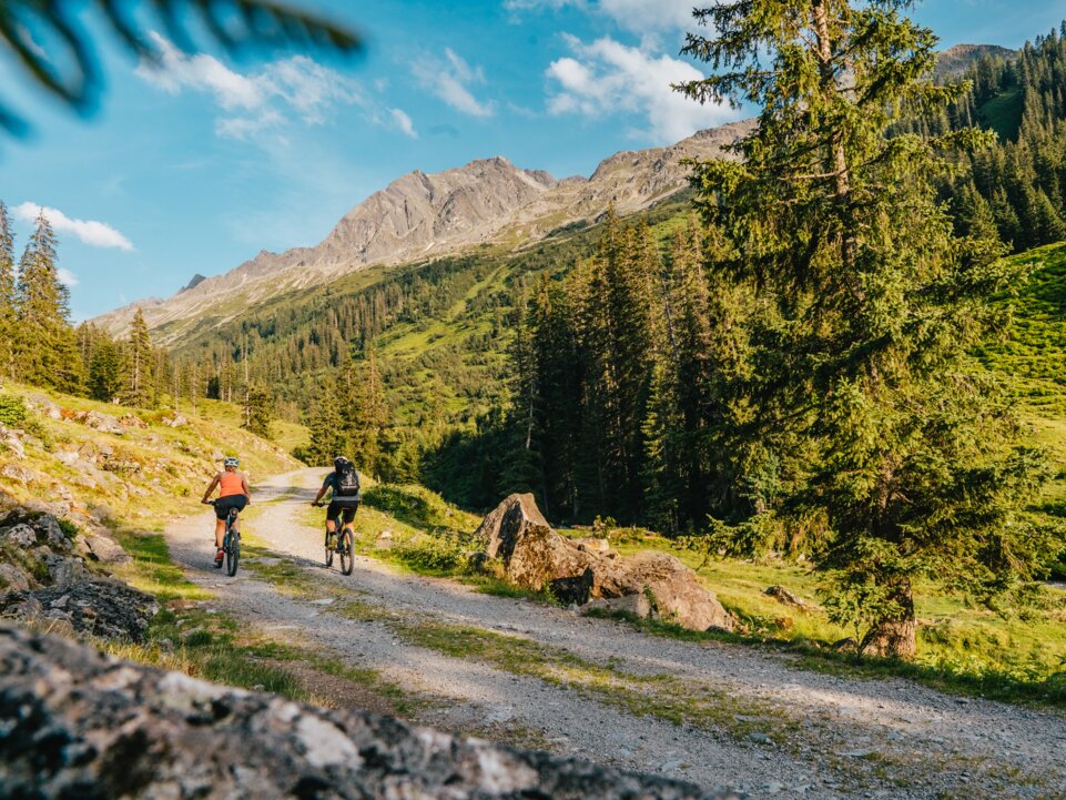 E-Mountainbiketour zum Langsee im Silbertal | © Montafon Tourismus GmbH Schruns, Christiane Setz und Moritz Müller