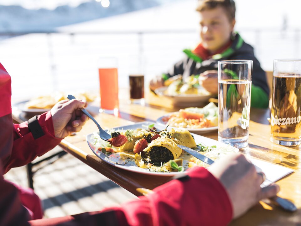 Panorama-Restaurant-Grüneck Winter Familie Golm im Montafon | © Golm Silvretta Luenersee Tourismus GmbH Bregenz, Christoph Schoech