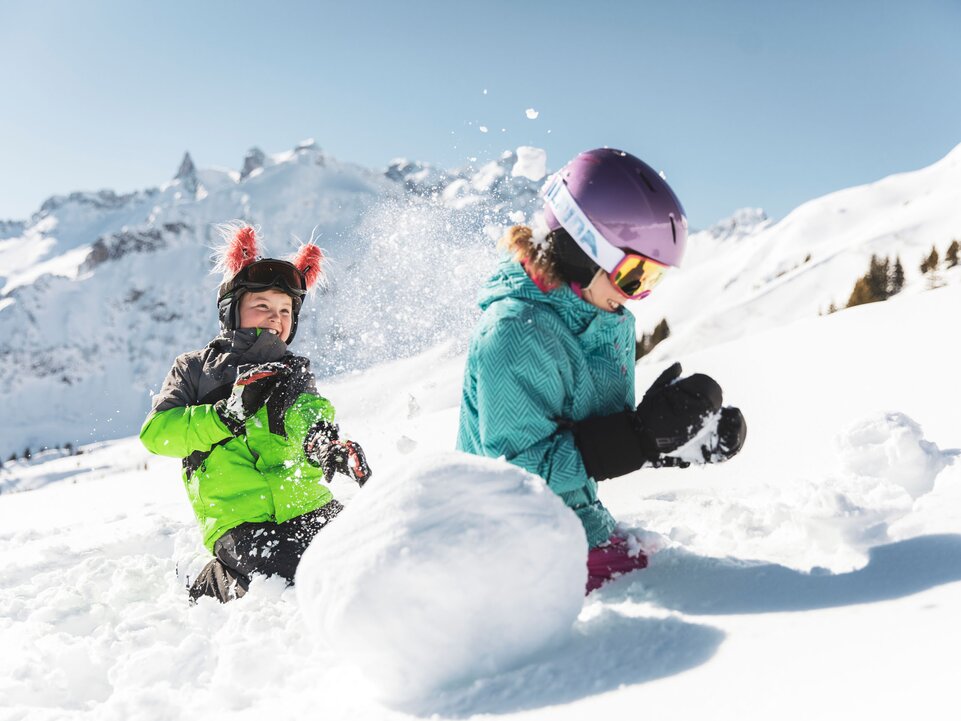 Spielen im Schnee Winter Familie Golm im Montafon  | © Golm Silvretta Luenersee Tourismus GmbH Bregenz, Christoph Schoech